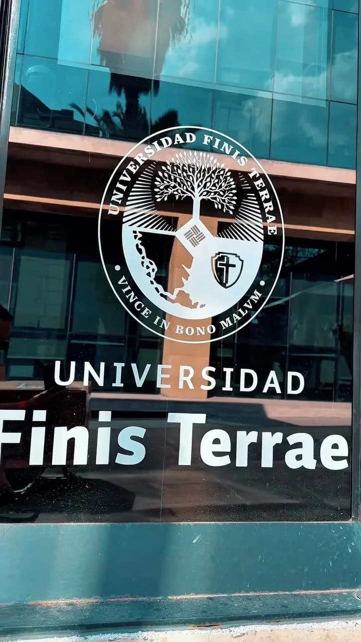 Entrada de la Universidad Finis Terrae durante la visita de Amsodent