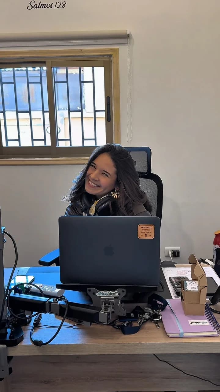 Integrante del equipo de Amsodent frente a su computador en la oficina